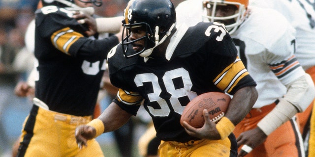 Sidney Thornton, #38 of the Pittsburgh Steelers, carries the ball against the Cleveland Browns during an NFL game Oct. 15, 1978 at Cleveland Municipal Stadium in Cleveland.