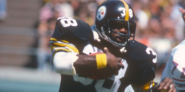 Sidney Thornton, #38 of the Pittsburgh Steelers, carries the ball against the Houston Oilers during an NFL game Sept. 7, 1980 at Three Rivers Stadium in Pittsburgh.