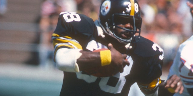 Sidney Thornton, #38 of the Pittsburgh Steelers, carries the ball against the Houston Oilers during an NFL game on September 7, 1980 at Three Rivers Stadium in Pittsburgh.