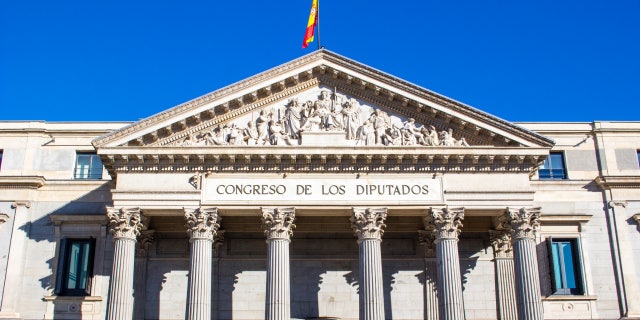 Anggota parlemen Spanyol baru-baru ini mengeluarkan undang-undang yang mengizinkan anak di bawah umur antara 12 dan 14 tahun untuk mengubah jenis kelamin legal mereka dengan otorisasi hakim.