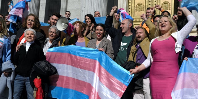 Aktivis merayakan di depan kongres Spanyol di Madrid, 16 Februari 2023, menyusul pengesahan RUU transgender.