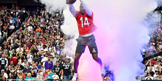 El receptor abierto de la AFC de los Buffalo Bills, Stefon Diggs, hace una atrapada durante el evento de fútbol americano de mejor atrapada en el Pro Bowl de la NFL, el domingo 5 de febrero de 2023, en Las Vegas.