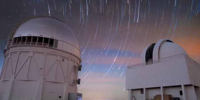 Esta imagem de longa exposição mostra o movimento das estrelas durante a noite sobre o Telescópio Blanco de 4 metros (à esquerda) e o Telescópio SMARTS de 1,5 metros (à direita) no Observatório Internacional Cerro Tololo no Chile, um programa da NSF National Optical Foundation .  - Laboratório de Pesquisa em Astronomia Infravermelha.