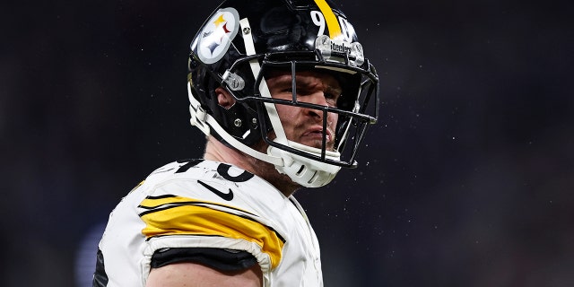 TJ Watt de los Pittsburgh Steelers reacciona después de hacer una captura durante el juego de los Ravens el 1 de enero de 2023 en Baltimore.