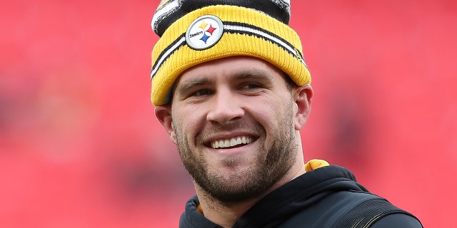 El linebacker externo de los Pittsburgh Steelers, TJ Watt, sonríe antes del juego de los Chiefs el 26 de diciembre de 2021 en el GEHA Field en el Arrowhead Stadium en Kansas City, Missouri.