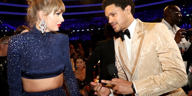 Trevor Noah a plaisanté avec Taylor Swift lors des 65e Grammy Awards.