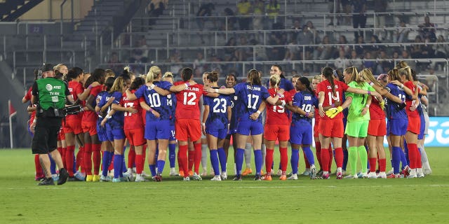 Los jugadores de EE. UU. y Canadá se reúnen antes del partido entre Canadá y EE. UU. en el Exploria Stadium el 16 de febrero de 2023 en Orlando, Florida.