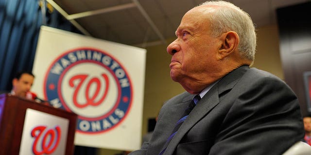 El propietario principal de los Nacionales, Ted Lerner, es presentado durante una conferencia de prensa cuando Matt Williams es presentado como el nuevo gerente del equipo de béisbol Washington Nationals en el Nationals Stadium en Washington DC, el 1 de noviembre de 2013.