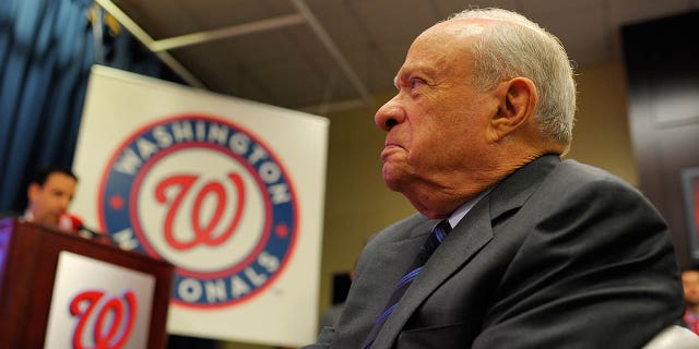 El propietario principal de los Nacionales, Ted Lerner, es presentado durante una conferencia de prensa cuando Matt Williams es presentado como el nuevo gerente del equipo de béisbol Washington Nationals en el Nationals Stadium en Washington DC, el 1 de noviembre de 2013.