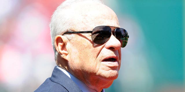 El propietario Ted Lerner de los Washington Nationals observa las ceremonias previas al juego antes del partido contra los San Diego Padres en el Nationals Park el 27 de abril de 2014 en Washington, DC. 