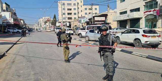 Israel llama a batallones militares cuando estalla una grave violencia en Cisjordania tras el asesinato de hermanos israelíes 5 Dos hermanos israelíes fueron asesinados por disparos palestinos el domingo.