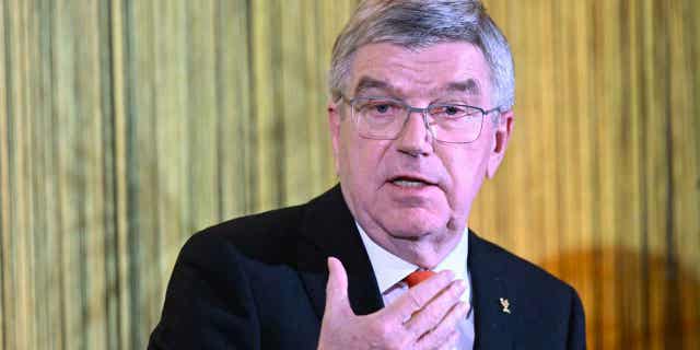 Diputados de la Unión Europea denunciaron decisión del Comité Olímpico Internacional de allanar el camino para que atletas rusos compitan en los Juegos de París 4 Thomas Bach, presidente del Comité Olímpico Internacional, creó un camino para que los atletas rusos jueguen en los Juegos Olímpicos de París. Diputados de la ONU están molestos con la decisión del presidente del COI.