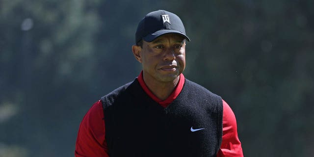 U-Tiger Woods wase-United States ubukele kusukela kokuluhlaza kwe-14 emzuliswaneni wokugcina we-Genesis Invitational e-Riviera Country Club ngo-February 19, 2023, e-Pacific Palisades, California.