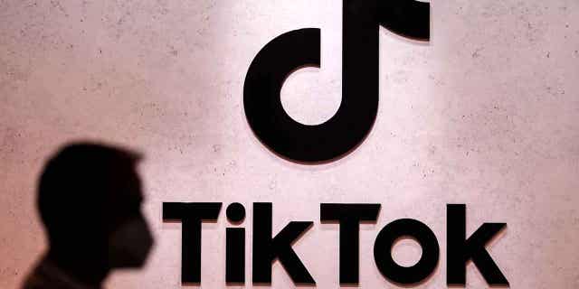 Los ejecutivos de la UE están prohibiendo temporalmente TikTok en los teléfonos de los empleados como medida de ciberseguridad 4 La Unión Europea prohibió temporalmente TikTok en los teléfonos que usan los empleados como medida de ciberseguridad.