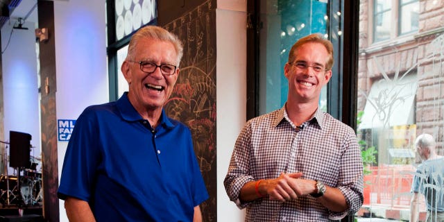 Tim McCarver de Fox, a la izquierda, y Joe Buck se ríen durante un sketch en MLB Fan Cave en la ciudad de Nueva York el 22 de junio de 2012.