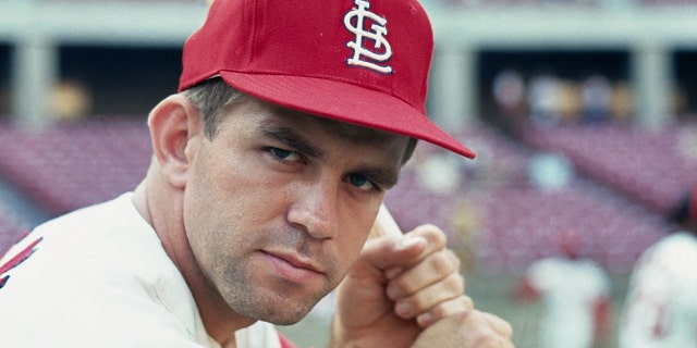 El receptor abierto de los St. Louis Cardinals, Tim McCarver, en agosto de 1967.