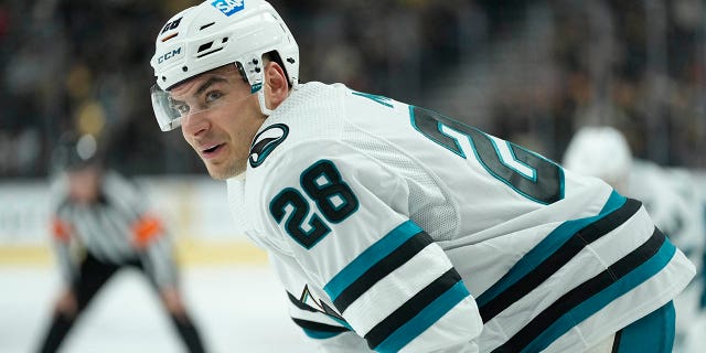 Timo Meier #28 de los San Jose Sharks patina durante el segundo período contra los Vegas Golden Knights en T-Mobile Arena el 16 de febrero de 2023 en Las Vegas, Nevada.