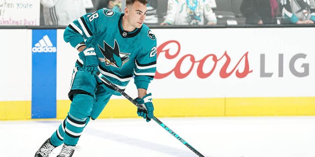 Timo Meyer #28 de los San Jose Sharks patina durante los calentamientos previos a un partido contra los Pittsburgh Penguins en el SAP Center el 14 de febrero de 2023 en San José, California.
