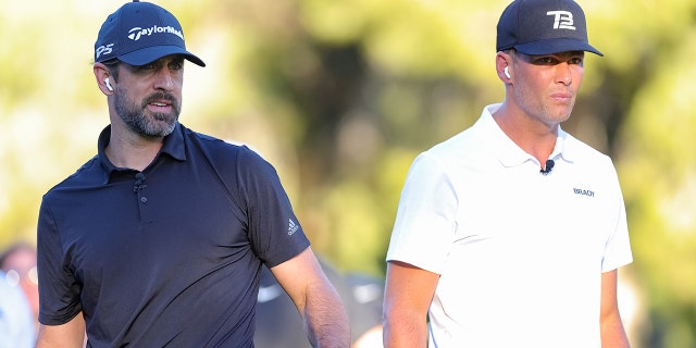 Tom Brady y Aaron Rodgers se paran en el tee de salida durante The Match VI de Capital One - Brady & Rodgers vs. Allen & Mahomes en Wynn Golf Club el 1 de junio de 2022 en Las Vegas.