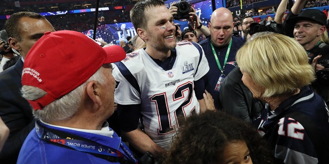 El mariscal de campo de los New England Patriots, Tom Brady, en el centro, con su madre y su padre después del partido.  Los New England Patriots se enfrentan a Los Angeles Rams en el Super Bowl LIII en el Mercedes-Benz Stadium de Atlanta el 3 de febrero de 2019.