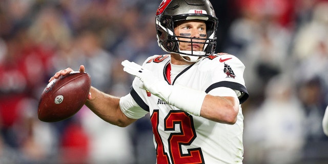 El mariscal de campo de los Tampa Bay Buccaneers, Tom Brady, No. 12, regresa para pasar contra los Dallas Cowboys en el tercer cuarto durante un juego de comodines en el Estadio Raymond James en Tampa, Florida, el 16 de enero de 2023.