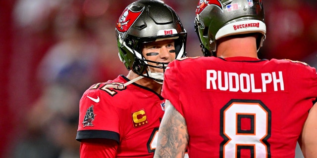 Tom Brady de los Buccaneers habla con Kyle Rudolph antes del partido de los New Orleans Saints en el Estadio Raymond James el 5 de diciembre de 2022 en Tampa, Florida.