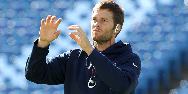 New England Patriots #12 Tom Brady se calienta antes de la primera mitad contra los Buffalo Bills en el Ralph Wilson Stadium el 12 de octubre de 2014 en Orchard Park, Nueva York.