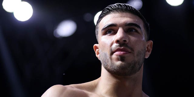 Tommy Fury mira la arena cuando ingresan al ring durante su caminata en el ring antes de la pelea por el título de peso crucero entre Jake Paul y Tommy Fury en Diriyah Arena el 26 de febrero de 2023 en Riyadh, Arabia Saudita.
