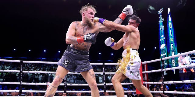 Tommy Fury intercambia golpes con Jake Paul durante la pelea por el título de peso crucero en Diriyah Arena el 26 de febrero de 2023 en Riyadh, Arabia Saudita.