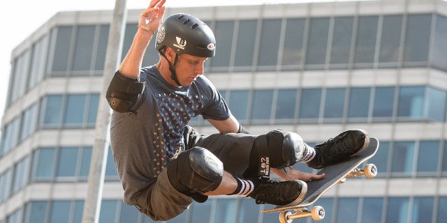 Tony Hawk patina durante una exhibición antes de la competencia Skateboard Vert en los X Games Austin el 5 de junio de 2014 en Austin, Texas.