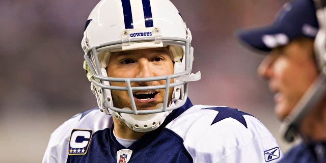 Tony Romo #9 habla con el entrenador en jefe Jason Jarrett de los Dallas Cowboys durante un partido contra los Miami Dolphins en el Cowboys Stadium el 24 de noviembre de 2011 en Arlington, Texas.