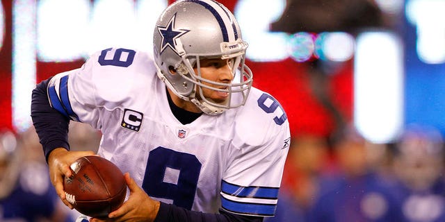 El número 9 de los Dallas Cowboys, Tony Romo, regresa contra los New York Giants en el MetLife Stadium el 1 de enero de 2012 en East Rutherford, Nueva Jersey.
