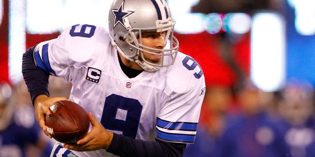 Tony Romo #9 de los Dallas Cowboys corriendo contra los New York Giants en el MetLife Stadium el 1 de enero de 2012, en East Rutherford, Nueva Jersey.