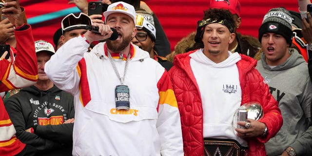 Travis Kelce #87 y Patrick Mahomes #15 de los Kansas City Chiefs celebran en el escenario durante el desfile de la victoria del Super Bowl LVII de los Kansas City Chiefs el 15 de febrero de 2023 en Kansas City, Missouri.