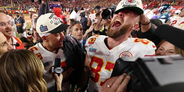 Patrick Mahomes #15 y Travis Kelce #87 de los Kansas City Chiefs celebran después de derrotar a los Philadelphia Eagles 38-35 en el Super Bowl LVII en el State Farm Stadium el 12 de febrero de 2023 en Glendale, Arizona.