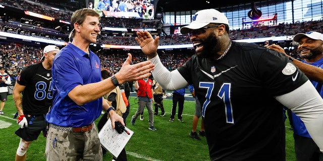 El tackle ofensivo de la NFC, Trent Williams, No. 71 de los San Francisco 49ers, celebra con el entrenador en jefe de la NFC, Eli Manning, después de derrotar a la AFC en un partido de fútbol americano NFL Pro Bowl en el Allegiant Stadium el 5 de febrero de 2023 en Las Vegas.