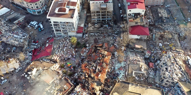 Pemandangan udara dari bangunan yang runtuh setelah gempa bumi melanda Kahramanmaras, Turki, pada 7 Februari 2023. 