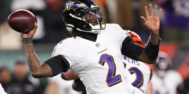 El mariscal de campo de los Baltimore Ravens, Tyler Huntley (2), pasa el balón durante el partido contra los Baltimore Ravens y los Cincinnati Bengals el 15 de enero de 2023 en el Paycor Stadium de Cincinnati.