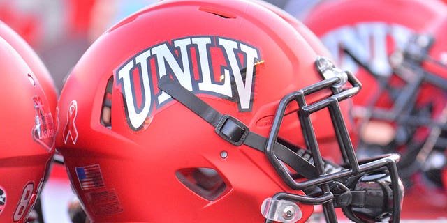 Un casco de UNLV Rebels se muestra al margen durante el juego del equipo contra los Hawaii Warriors en el Sam Boyd Stadium el 4 de noviembre de 2017 en Las Vegas, Nevada.