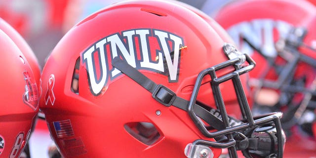 Un casco de UNLV Rebels se muestra al margen durante el juego del equipo contra los Hawaii Warriors en el Sam Boyd Stadium el 4 de noviembre de 2017 en Las Vegas, Nevada.