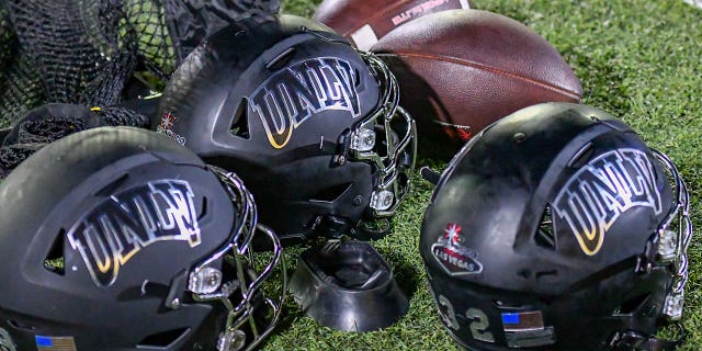 Los rebeldes de la UNLV con cascos y equipo de equipo esperan al margen durante el juego entre los rebeldes de la UNLV y los Spartans estatales de San José el viernes 7 de octubre de 2022 en el estadio CEFCU en San José, California.
