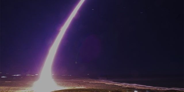 Una squadra di Air Force Global Strike Command Airmen ha lanciato un missile balistico intercontinentale Minuteman III disarmato dotato di un veicolo di rientro di prova alle 23:01 PT, 9 febbraio 2023, dalla Vandenberg Space Force Base, California.