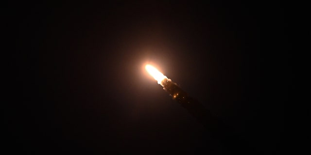 Una squadra di Air Force Global Strike Command Airmen ha lanciato un missile balistico intercontinentale Minuteman III disarmato dotato di un veicolo di rientro di prova alle 23:01 PT, 9 febbraio 2023, dalla Vandenberg Space Force Base, California.