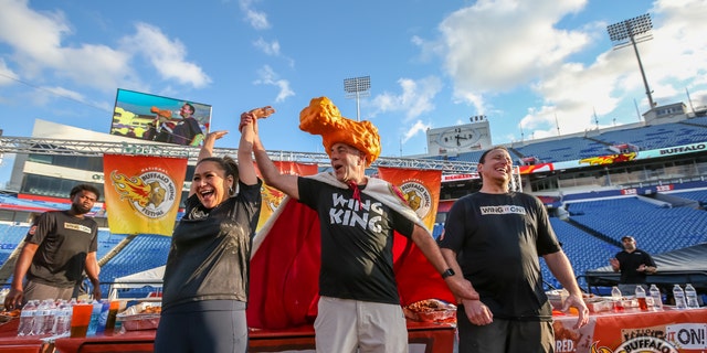 "Wing King" Drew Cerza proclaims Miki Sudo the victor over Joey Chestnut at the 2022 National Buffalo Wing Festival. Sudo ate 233 chicken wings in 12 minutes, to 224 for Chestnut. 