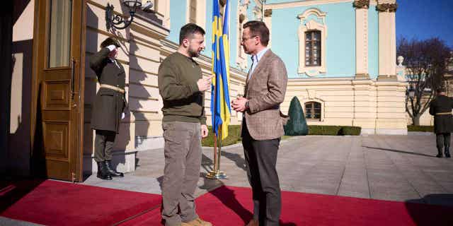 Suecia se compromete a enviar artillería a Ucrania "lo antes posible" 4 El primer ministro sueco, Ulf Kristersson, a la derecha, y el presidente de Ucrania, Volodymyr Zelensky, hablan durante una reunión en Kiev, Ucrania, el 15 de febrero de 2023.