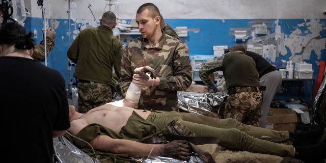 Los médicos del ejército ucraniano están luchando para salvar vidas cerca de la línea del frente. 4 Los médicos tratan a un soldado ucraniano herido en la sala de operaciones en un punto de estabilización médica de primera línea, en medio de la ofensiva de Rusia en Ucrania, cerca de Vohlidar, región de Donetsk, Ucrania, el 19 de febrero de 2023.