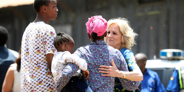 Ibu negara AS Jill Biden, kanan, berbicara dengan seorang ibu Kenya di daerah kumuh Kibera Kenya di Nairobi, Kenya, Sabtu, 25 Februari 2023.