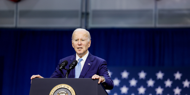 Presiden AS Joe Biden memberikan sambutan di Pusat Rekreasi Kempsville pada 28 Februari 2023 di Pantai Virginia, Virginia. Presiden Biden melakukan perjalanan ke Pantai Virginia untuk memberikan sambutan tentang rencana pemerintahannya untuk membantu orang Amerika mengakses perawatan kesehatan.