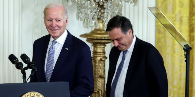 WASHINGTON, DC - FEBRUARY 01: (L-R) U.S. President Joe Biden, outgoing Chief of Staff Ron Klain and incoming Chief of Staff Jeffrey Zients arrive for an event to welcome Zients in the East Room of the White House on February 01, 2023 in Washington, DC. The event also gave Biden an opportunity to thank Klain, the longest-serving first chief of staff for any Democratic president. A business multimillionaire and long-time federal government official, Zients most recently served at the White House coronavirus response coordinator. 