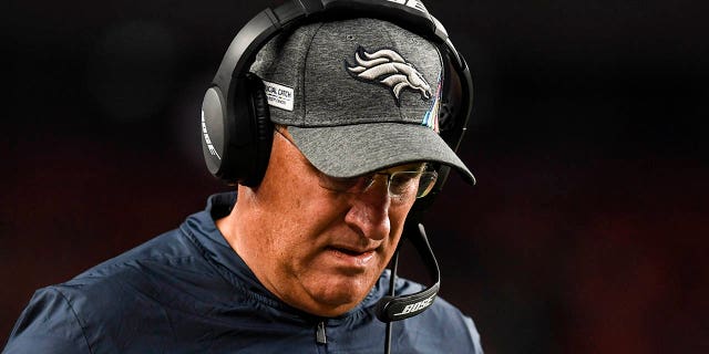 El entrenador en jefe de los Denver Broncos, Vic Fangio, se encuentra al margen durante el juego de los Kansas City Chiefs el 17 de octubre de 2019.